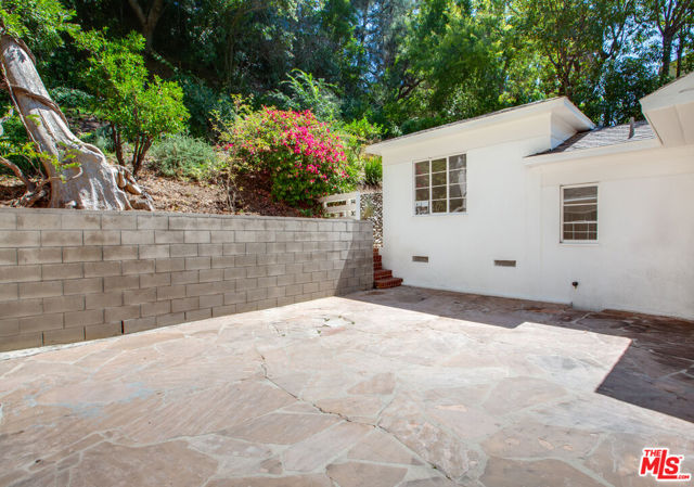 10321 Chrysanthemum Lane, Los Angeles CA: https://media.crmls.org/mediaz/1250d3db-5ba3-4636-bbfe-7e52815e8777.jpg