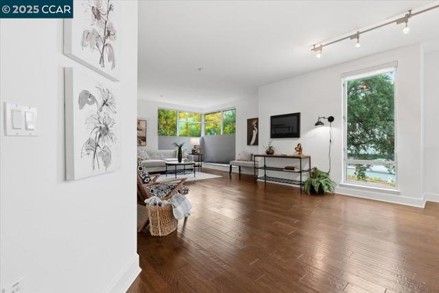 555 Ygnacio Valley Rd, Walnut Creek CA: https://media.crmls.org/mediaz/125252f8-bf8d-4969-a497-2101f0d886dc.jpg