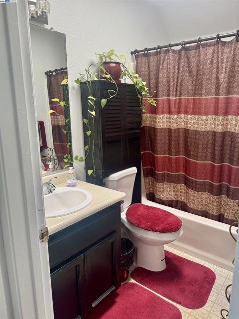 463 Golf Cir W, Manteca CA: https://media.crmls.org/mediaz/125274ef-5c68-4a56-94d1-0a0c02ca59fb.jpg