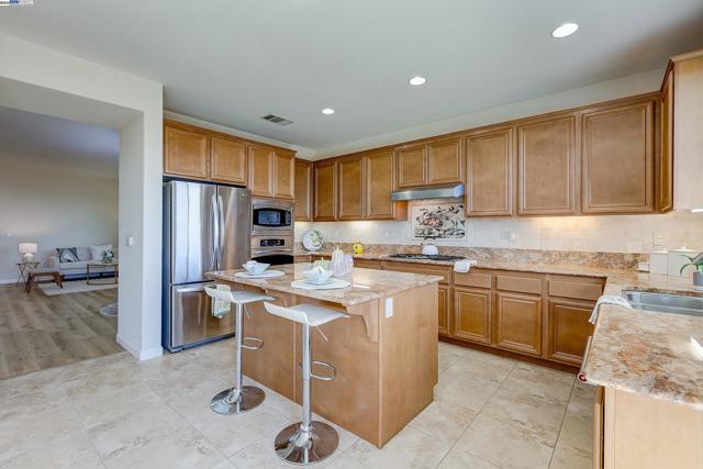 2528 AMANTEA WAY, Dublin CA: https://media.crmls.org/mediaz/1252a04e-30cc-4b27-87de-c17ea6950eef.jpg