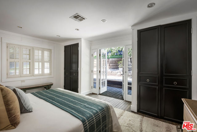 3831 Fernwood Avenue, Los Angeles CA: https://media.crmls.org/mediaz/1253078d-678d-46fb-be55-400c5bf73d32.jpg