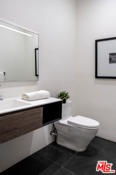 8356 W 4th Street, Los Angeles CA: https://media.crmls.org/mediaz/1253b3ab-4ec0-4053-9d8d-8d13b4d3bf4f.jpg