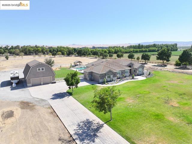 430 Ellisa Ln, Brentwood CA: https://media.crmls.org/mediaz/1253f761-3f40-412f-b92e-0ab5dae1350d.jpg