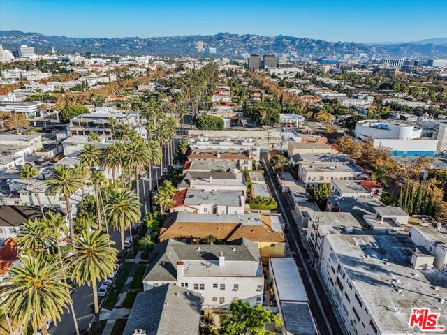 438 S Palm Drive, Beverly Hills CA: https://media.crmls.org/mediaz/12540de1-27fe-4bd6-a3a4-6d84551b470b.jpg