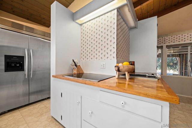 2231 Oak Hill Dr, Escondido CA: https://media.crmls.org/mediaz/12548188-2f17-41eb-99da-10e3f3fec518.jpg