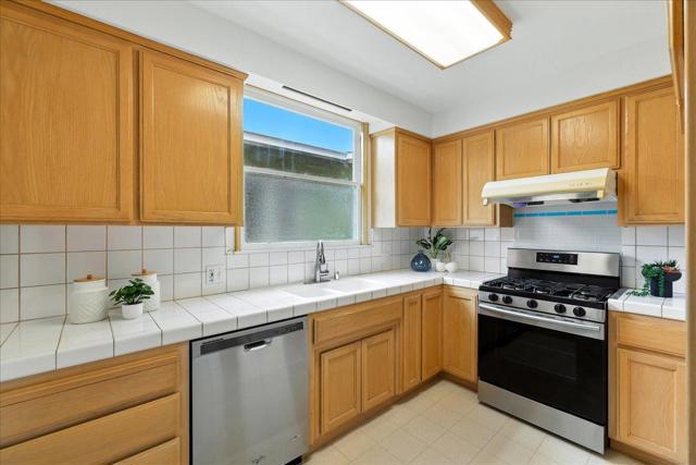 5555 Carlton Street, Oakland CA: https://media.crmls.org/mediaz/12563a8f-ce5e-457e-97d4-a8b611946a0f.jpg