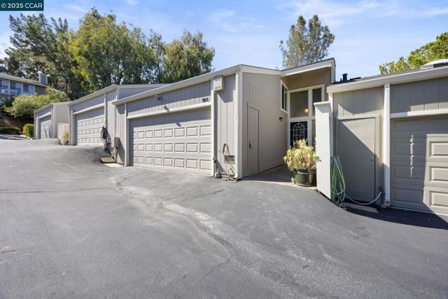 505 Ridgeview Ct, Pleasant Hill CA: https://media.crmls.org/mediaz/12564544-381a-4c94-8aa2-3c58cd27a631.jpg