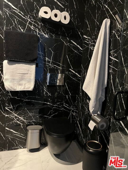 643 N Vista St, Los Angeles CA: https://media.crmls.org/mediaz/12568e27-57d6-4154-b38d-4a70780698ad.jpg