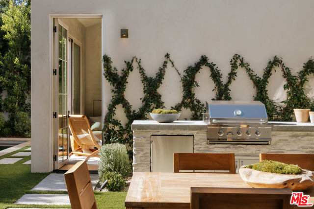 4209 Vantage Avenue, Studio City CA: https://media.crmls.org/mediaz/12572b99-fe57-4c1c-ab90-df122248d293.jpg