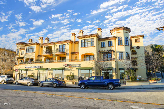 985 N Michillinda Avenue, Pasadena CA: https://media.crmls.org/mediaz/12585dea-7dbd-4900-8507-e968de1a26f9.jpg