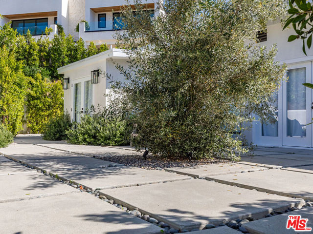 2600 Zorada Drive, Los Angeles CA: https://media.crmls.org/mediaz/12588ead-f385-4397-aac1-0f0c235aac07.jpg
