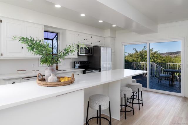 7850 Roseland Dr, La Jolla CA: https://media.crmls.org/mediaz/1258bd0a-a802-42eb-be07-c06d91ebc27a.jpg