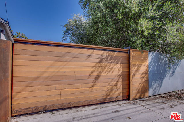 745 Navy Street, Santa Monica CA: https://media.crmls.org/mediaz/125a1707-9b14-4e38-9323-95ae1b81f343.jpg