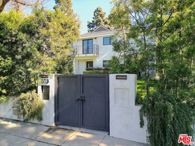 602 S Lucerne Boulevard, Los Angeles CA: https://media.crmls.org/mediaz/125a26d5-57b6-4556-8e59-09df3731ca2b.jpg