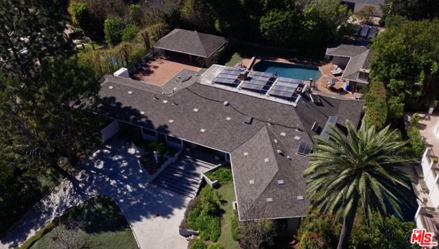 917 Oxford Way, Beverly Hills CA: https://media.crmls.org/mediaz/125a4c9e-16d0-482b-8a25-1164cec1191c.jpg