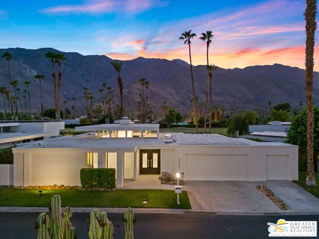 2723 S Kings Road, Palm Springs CA: https://media.crmls.org/mediaz/125a99ba-f2d1-412d-b91d-a19c80e1773d.jpg