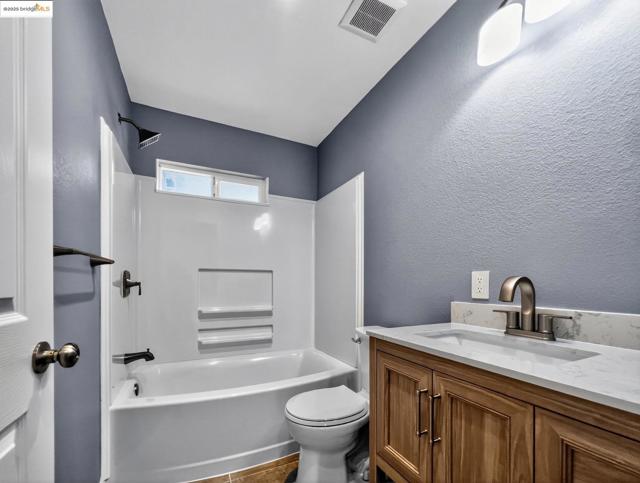 408 W 19Th St, Antioch CA: https://media.crmls.org/mediaz/125ade38-a0df-4b71-a3e1-109f14088508.jpg
