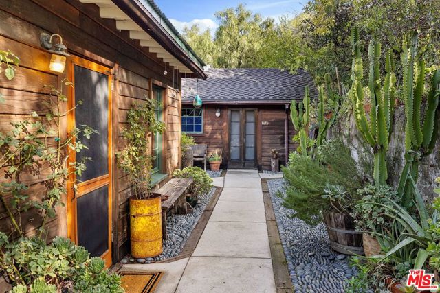 1551 Penny Road, Topanga CA: https://media.crmls.org/mediaz/125ae417-db2e-4f5b-aa7f-1f2970883440.jpg