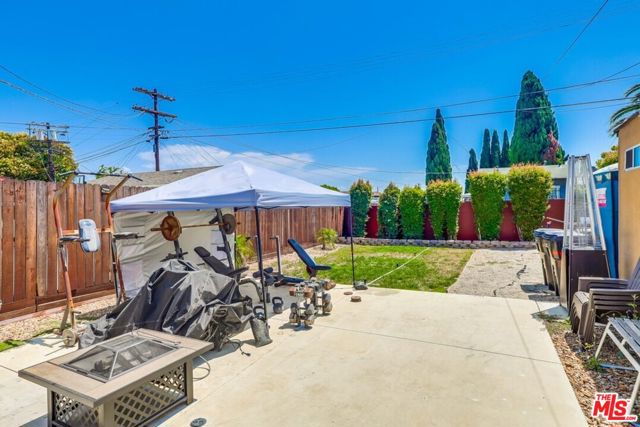 7220 10th Avenue, Los Angeles CA: https://media.crmls.org/mediaz/125b3f8f-d42a-448b-8d5c-70301a2dfe50.jpg