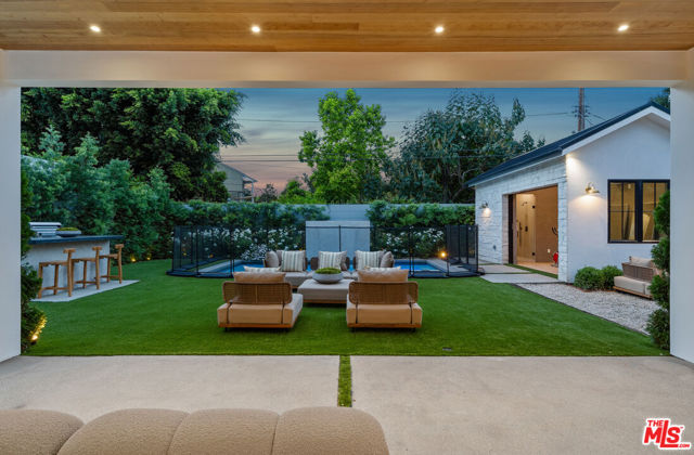 11317 Valley Spring Lane, Studio City CA: https://media.crmls.org/mediaz/125d3f23-db24-4594-8aa0-18a26571ba74.jpg