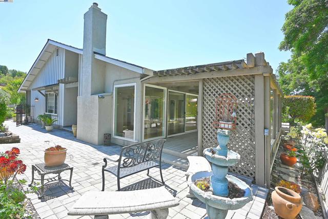 727 Paradise Valley Ct, Danville CA: https://media.crmls.org/mediaz/125e3b71-be5a-4aaa-9ba3-ceda36686cdb.jpg