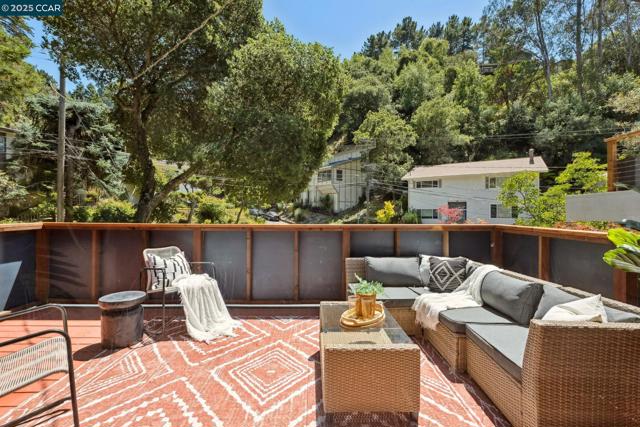 6653 Banning Dr, Oakland CA: https://media.crmls.org/mediaz/125e60d9-ff06-452a-b098-40d7c2f9c328.jpg