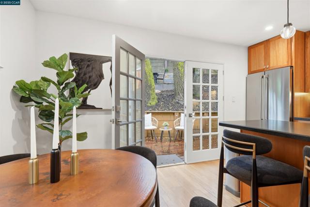 129 Spring Rd, Orinda CA: https://media.crmls.org/mediaz/12614200-a16c-44ff-aaca-9083a2c543ff.jpg