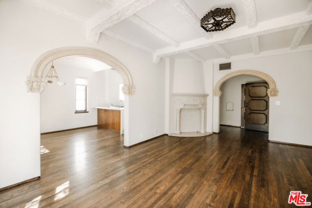 1302 Sweetzer Avenue, West Hollywood CA: https://media.crmls.org/mediaz/12614332-b835-4431-98fe-f25904577d6d.jpg