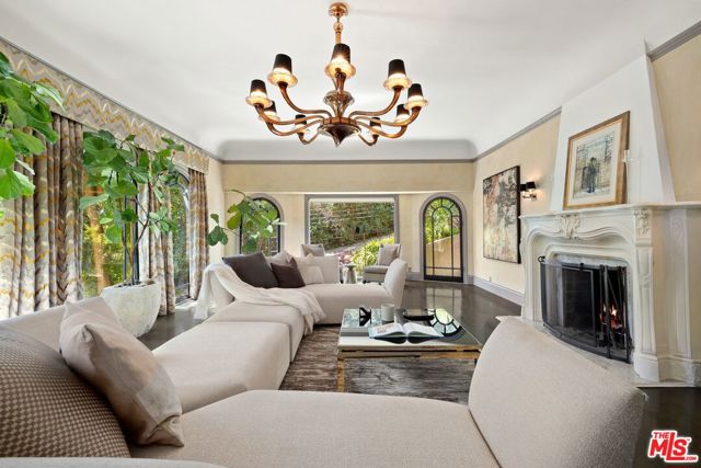 3300 N Knoll Drive, Los Angeles CA: https://media.crmls.org/mediaz/1261958f-8f34-44e6-9303-139d6a3a9cea.jpg
