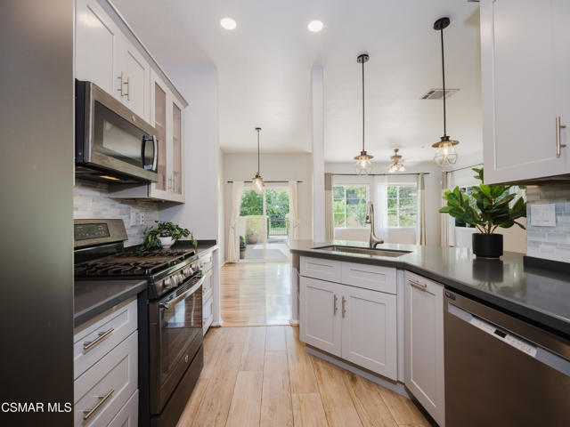 1368 Ashton Park Lane, Newbury Park CA: https://media.crmls.org/mediaz/126207fc-1a87-43bd-91fc-0e36060cdba1.jpg
