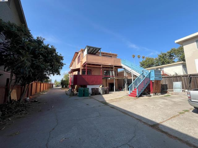 2324 9Th Ave, Oakland CA: https://media.crmls.org/mediaz/126268d0-ae7b-4064-8ada-fddb8d9e9ee6.jpg