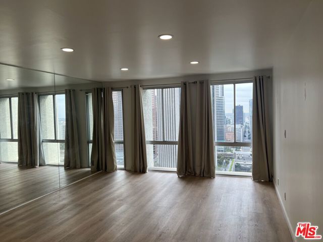 800 W 1st Street, Los Angeles CA: https://media.crmls.org/mediaz/12628932-2635-41b0-abf4-3dc7ef2b885f.jpg