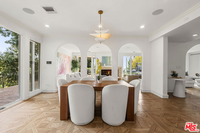 8828 Thrasher Avenue, Los Angeles CA: https://media.crmls.org/mediaz/12629068-232c-4a30-b17a-3c27dd9a6263.jpg