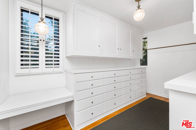 191 S Hudson Avenue, Los Angeles CA: https://media.crmls.org/mediaz/1263357b-7b9c-433f-8664-e04b7f7ace80.jpg