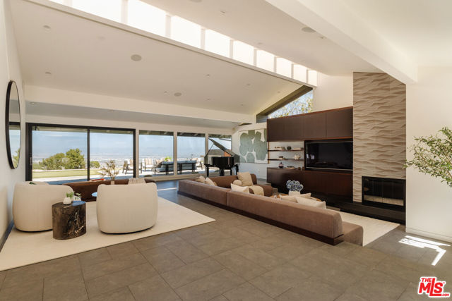 4 Buckboard Lane, Rolling Hills CA: https://media.crmls.org/mediaz/126498d8-d5db-44e3-943a-f6ad62b61db2.jpg