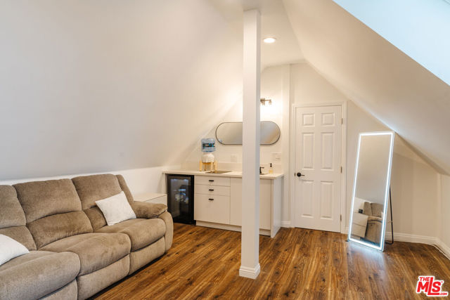 3819 Vista Linda Drive, Encino CA: https://media.crmls.org/mediaz/1264d4d2-2002-401f-a0f6-e552c6ba1e20.jpg