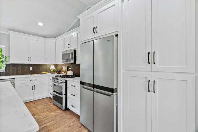 406 Belle Monti Court, Aptos CA: https://media.crmls.org/mediaz/12663911-a8c3-48dc-b6b9-4f16a7373883.jpg