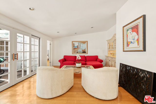 1148 COLDWATER CANYON Drive, Beverly Hills CA: https://media.crmls.org/mediaz/12680341-a400-4090-9a79-9af60c4eab15.jpg