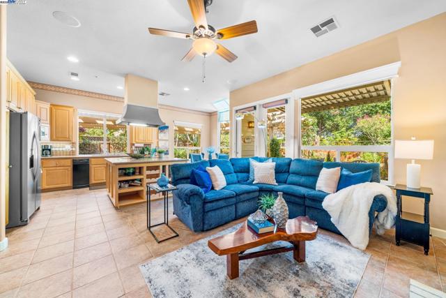 444 Cabonia Ct, Pleasanton CA: https://media.crmls.org/mediaz/12681fbb-307c-4259-b790-5936ca6a90b6.jpg