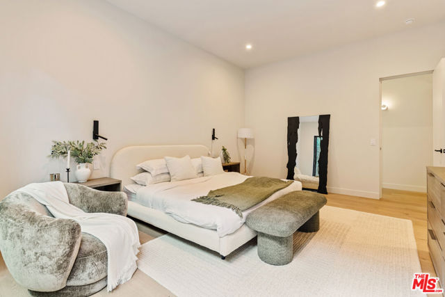 1401 N Bundy Drive, Los Angeles CA: https://media.crmls.org/mediaz/12691249-c0b6-4009-9883-5100d87066d9.jpg