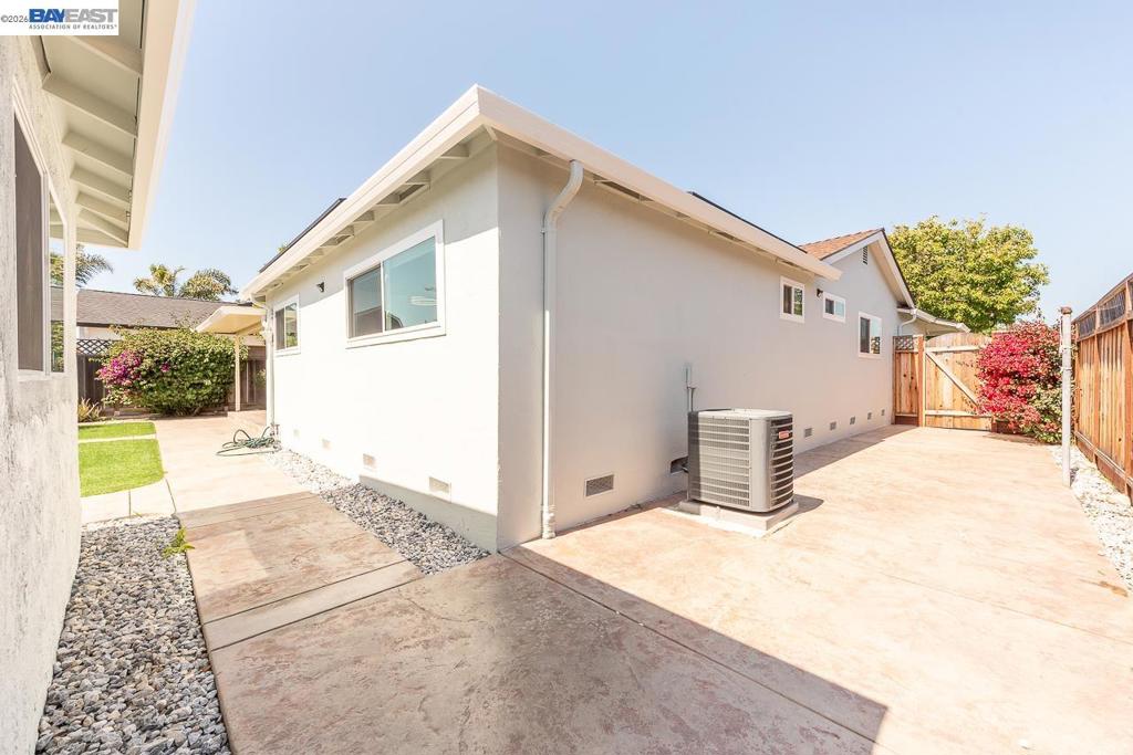 https://media.crmls.org/mediaz/126a00eb-4107-44c6-9013-212ec85a8fcb.jpg?preset=X-Large