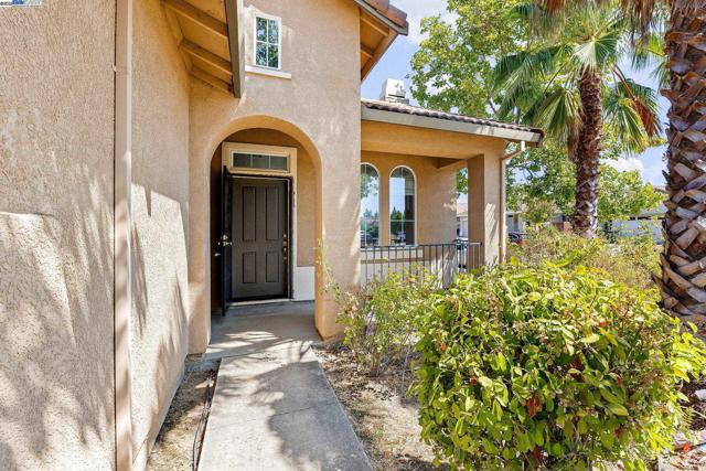 4 Mistyvale Ct, Sacramento CA: https://media.crmls.org/mediaz/126a0a42-ad2e-4a0e-a8c7-59595e7c55d9.jpg