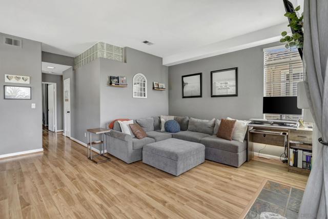 3432 Cameo Dr, Oceanside CA: https://media.crmls.org/mediaz/126b347a-6026-4d0d-a214-5885bc046f6e.jpg