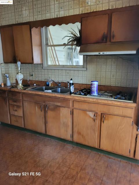 1715 87Th Ave, Oakland CA: https://media.crmls.org/mediaz/126bdf0d-5f3a-4f86-8e63-778d8aad4d64.jpg