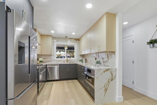 32252 Coronation dr, Union City CA: https://media.crmls.org/mediaz/126c65fc-91db-4ac4-900d-3908d5336700.jpg