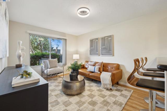 3032 CERRO VISTA, Alameda CA: https://media.crmls.org/mediaz/126cf8a3-92e3-45f5-b5f2-d815ae4db1a8.jpg