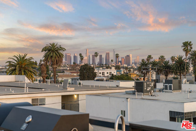 542 1/2 N Serrano Avenue, Los Angeles CA: https://media.crmls.org/mediaz/126e0077-ff27-48f1-b6d8-cf167faf2b16.jpg