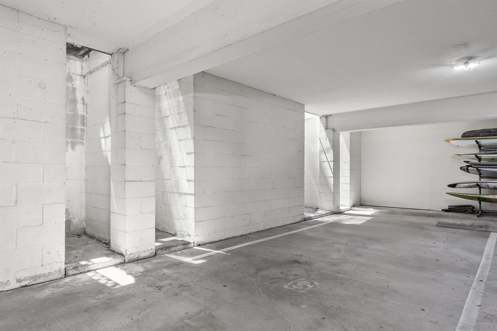 https://media.crmls.org/mediaz/126e7cb2-92af-4ccd-a28b-9900c1815ce0.jpg?preset=X-Large