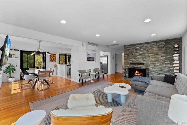 9586 Alto Dr, La Mesa CA: https://media.crmls.org/mediaz/126e8b28-46a3-4446-a398-227265ab7393.jpg
