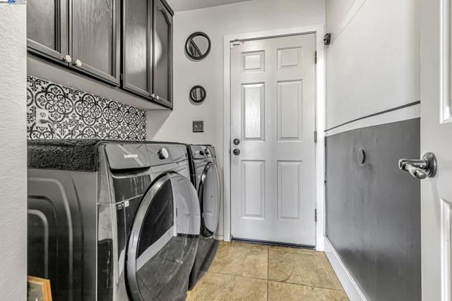 639 Eaker Ct, Antioch CA: https://media.crmls.org/mediaz/126eb23d-06cc-4431-93fd-05f945aa076b.jpg